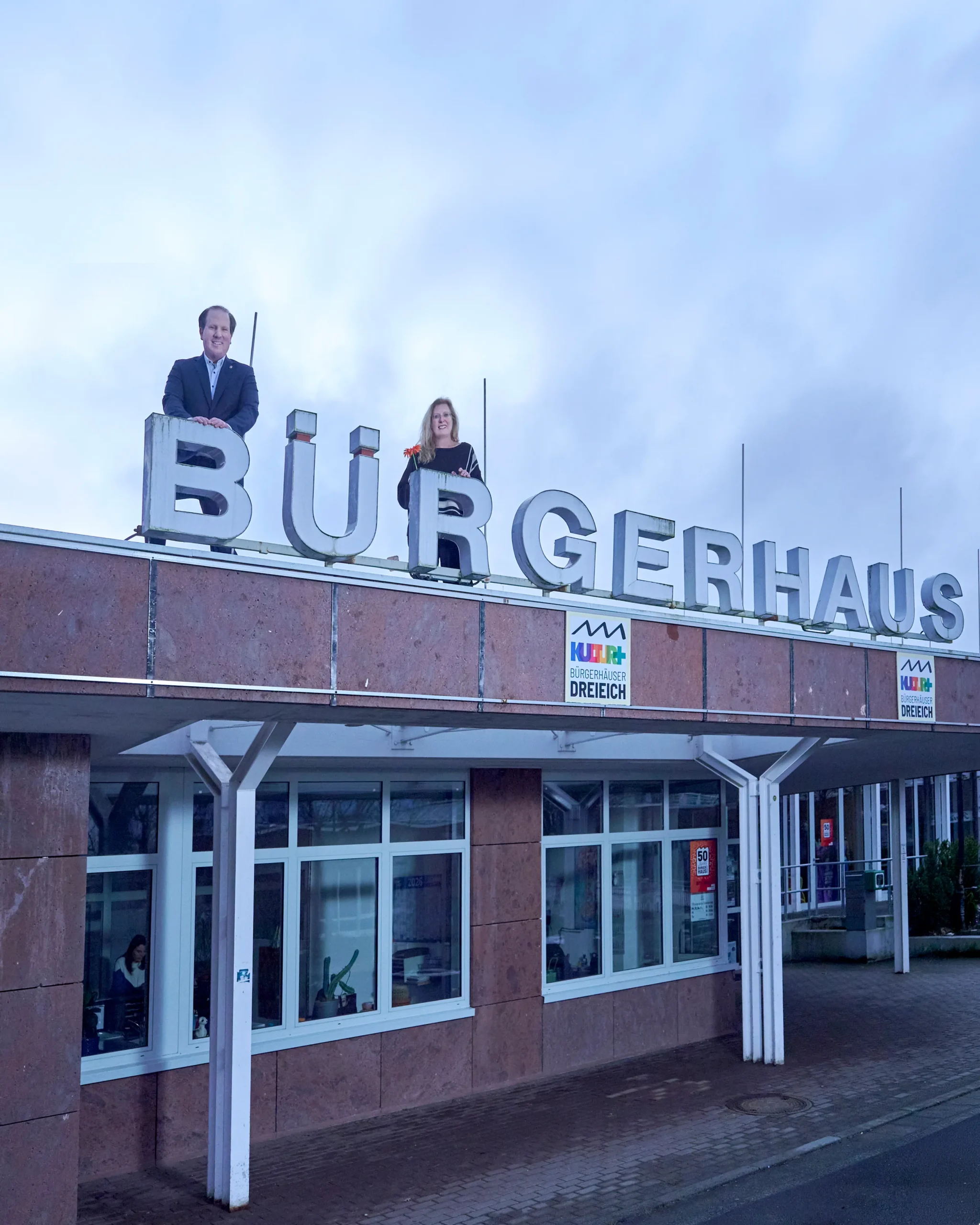 Bürgermeister Martin Burlon und Veranstaltungsleiterin Maria Ochs auf dem Dach des Bürgerhauses Dreieich