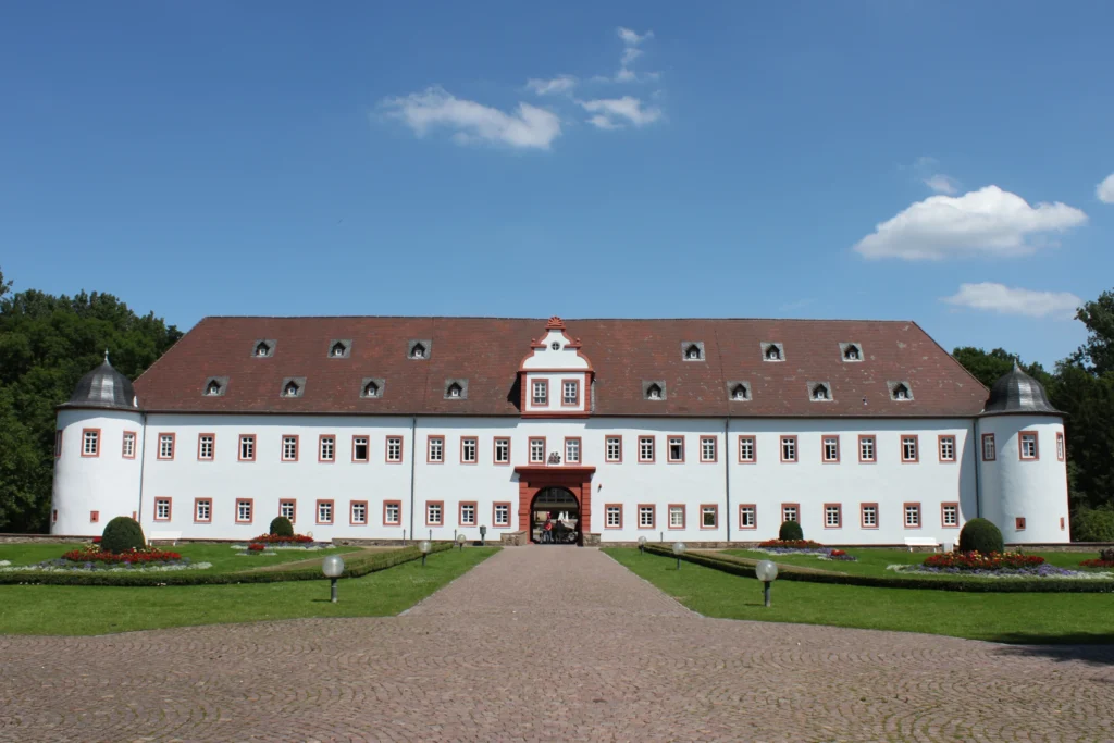 Das Foto zeigt das Schloss Heusenstamm.