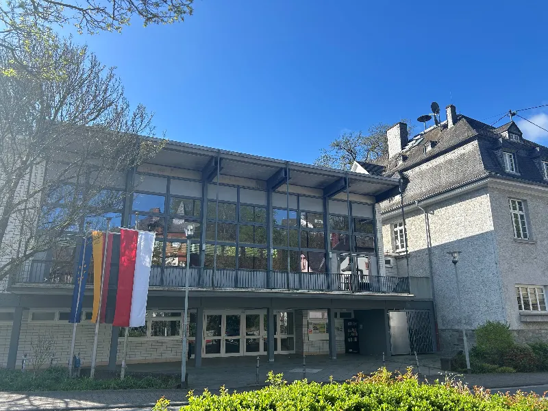 Das Foto zeigt das Rathaus und Bürgerhaus von Eppstein.