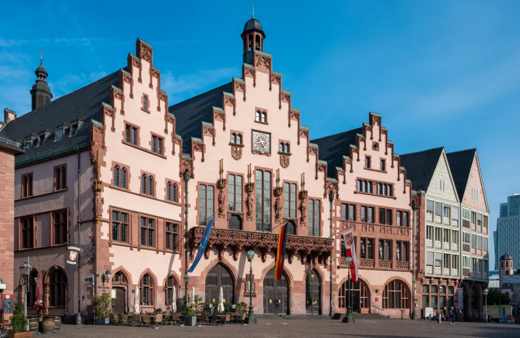 Das Foto zeigt das Frankfurter Rathaus Römer am Römerberg.