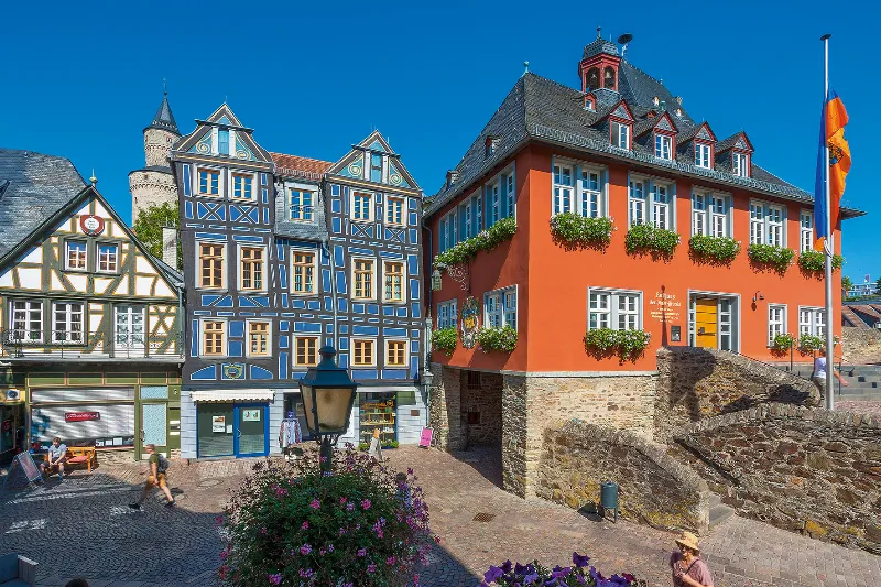 Das Foto zeigt das Rathaus und das Schiefe Haus in Idstein.