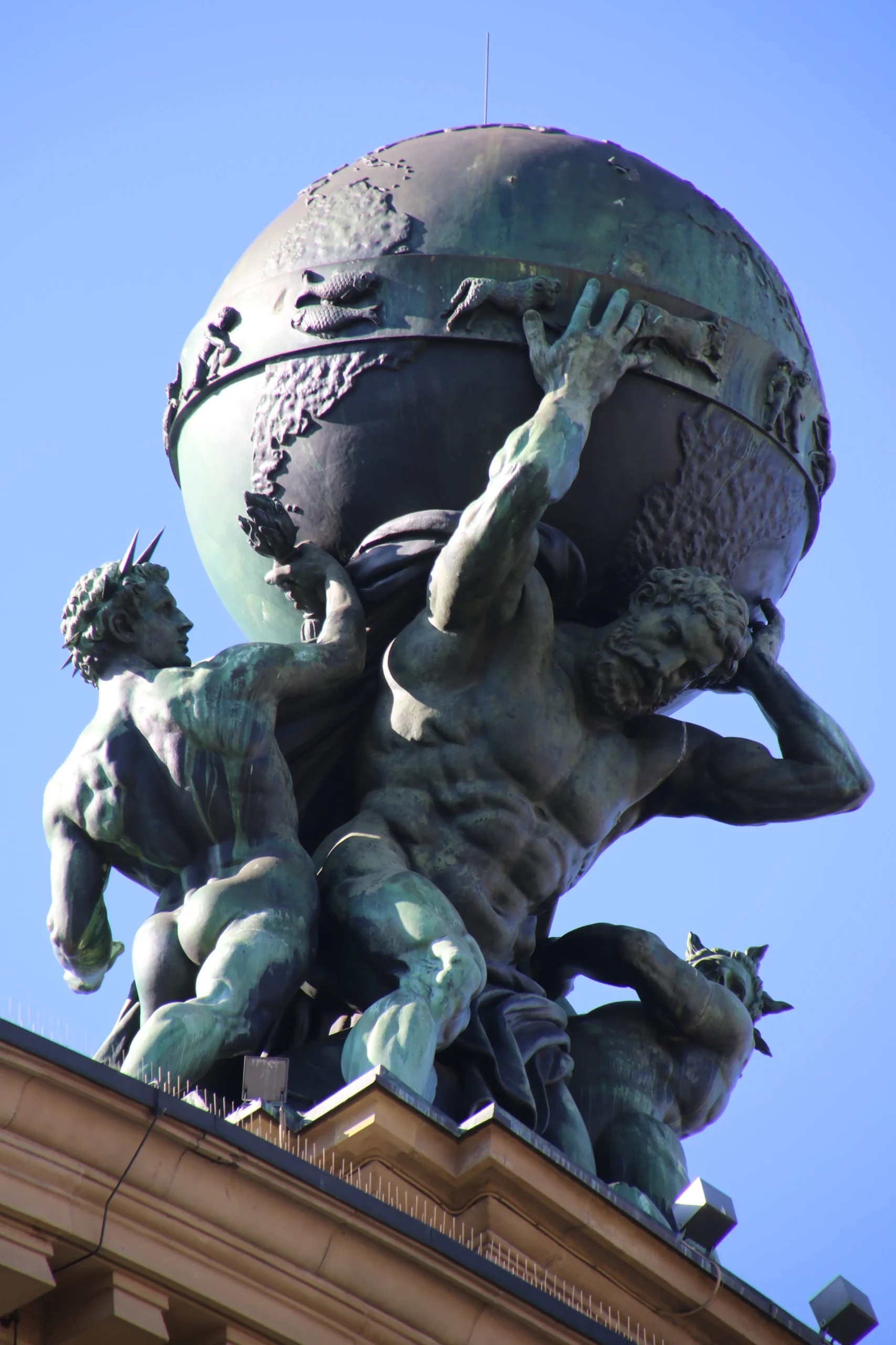 Bild von einer Statue auf den Dach des Hauptsbahnhofs
