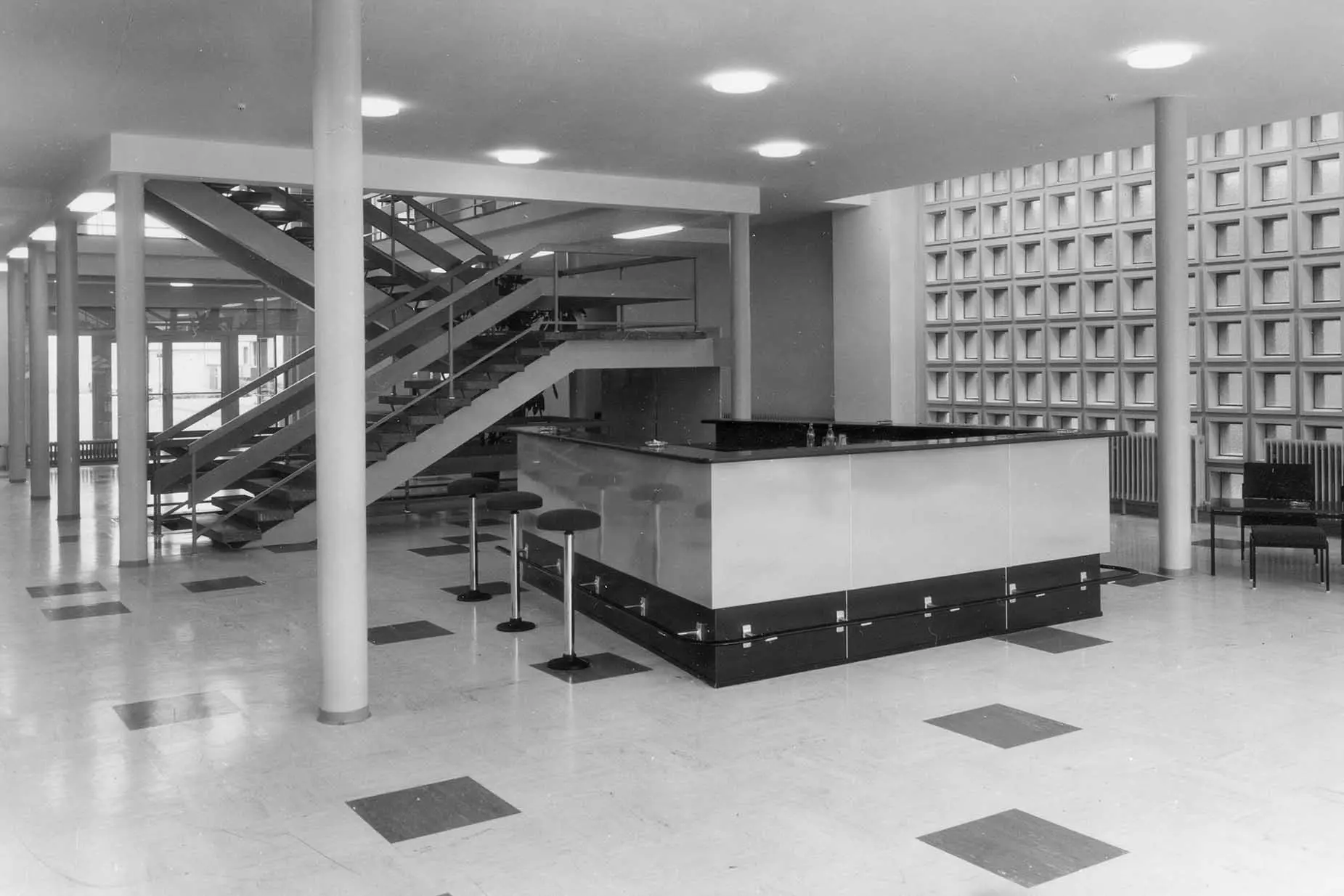 Treppe und Bar im Erdgeschoss vom Ledermuseum