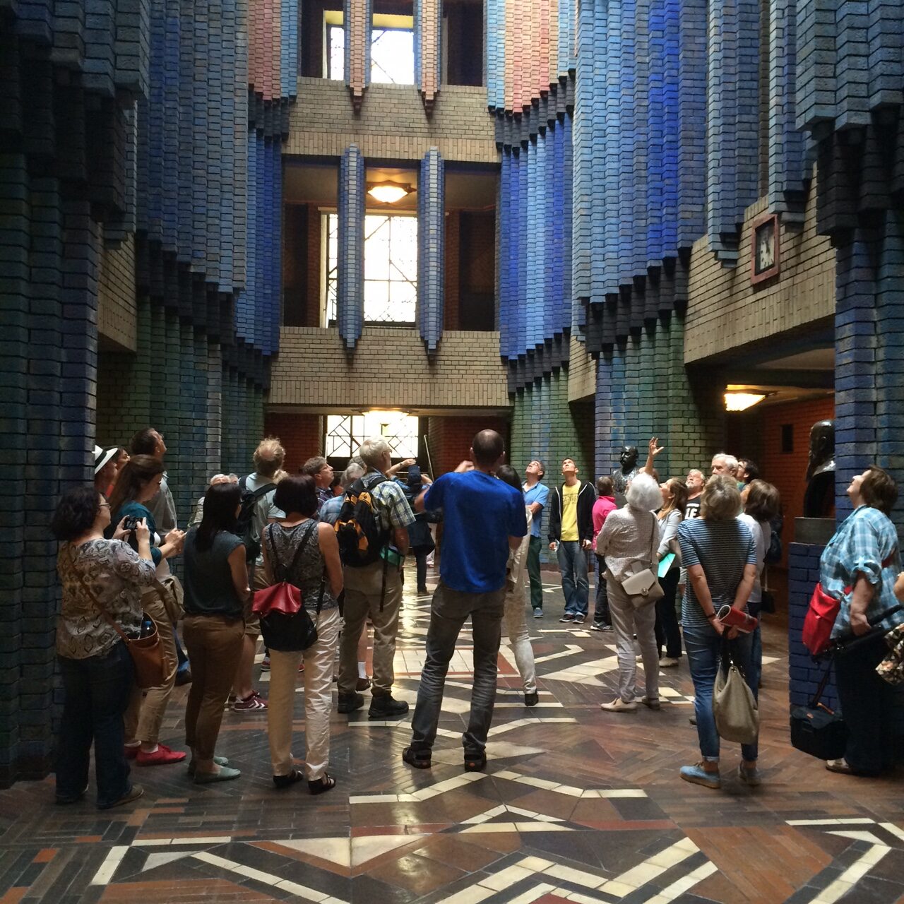 Besuch einer Personengruppe im Peter-Behrens-Bau im Rahmen der Tage der Industriekultur