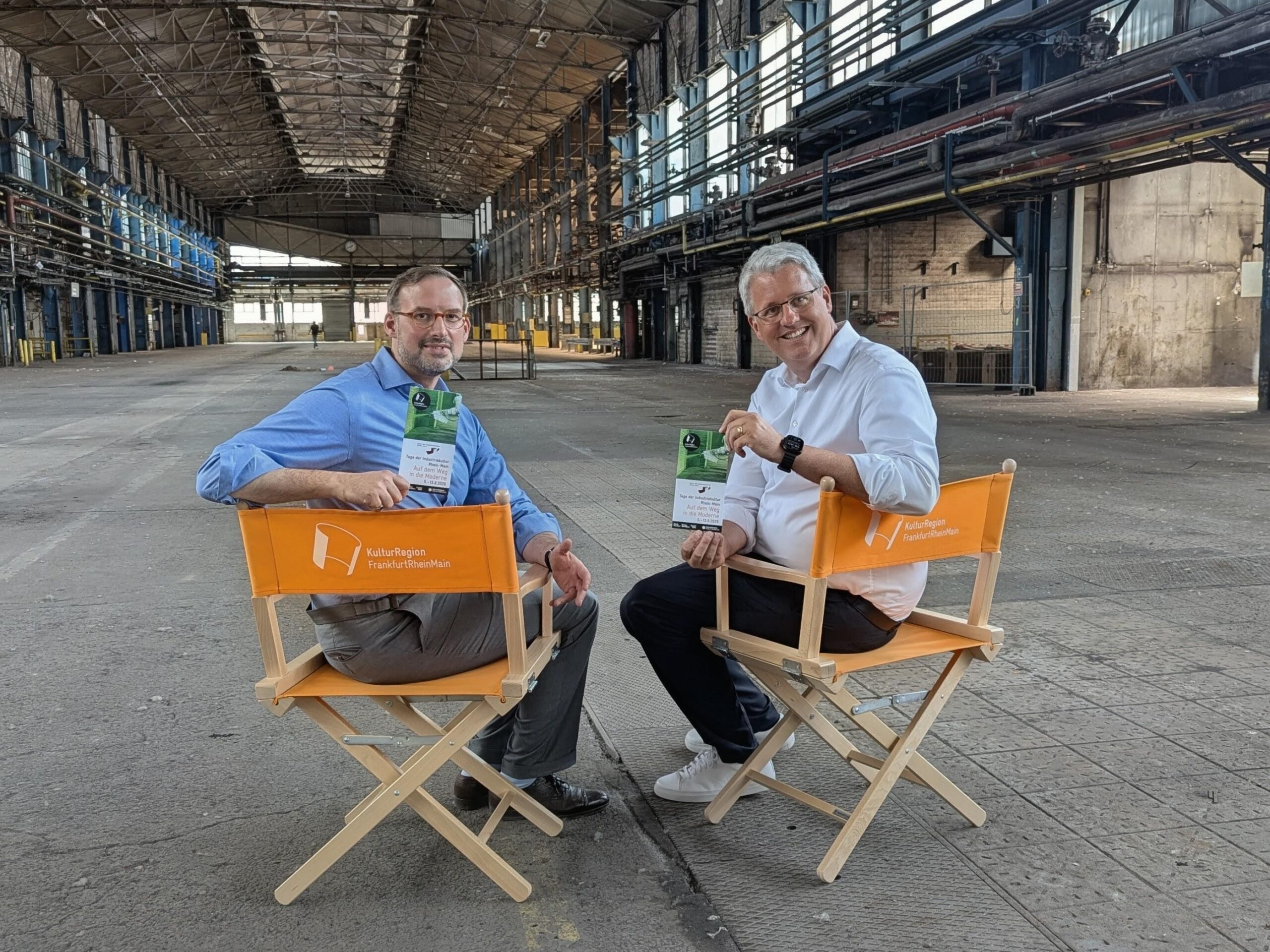 Rüsselsheimer Oberbürgermeister Patrick Burghardt mit Projektleiter Kay-Hermann Hörster am Filmset der Opel Schmiede in Rüsselsheim a. M.