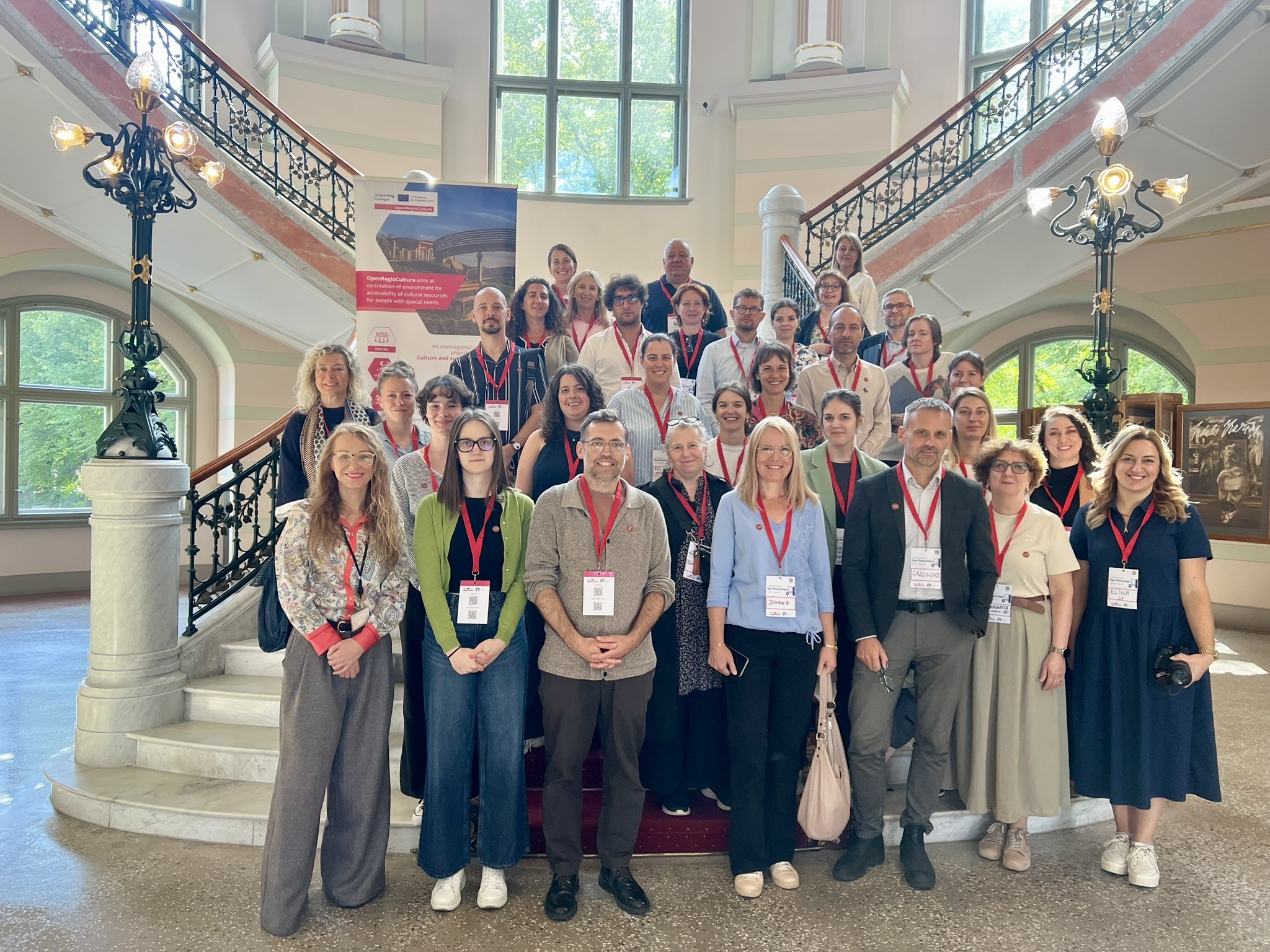 Die Gruppe der Projektpartner von OpenRegioCulture aus neun Europäischen Ländern stehen auf einer Treppe