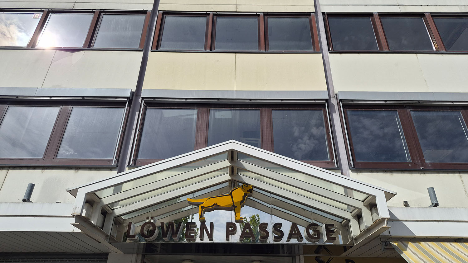 Eingang der Löwenpassage in Rüsselsheim am Main.