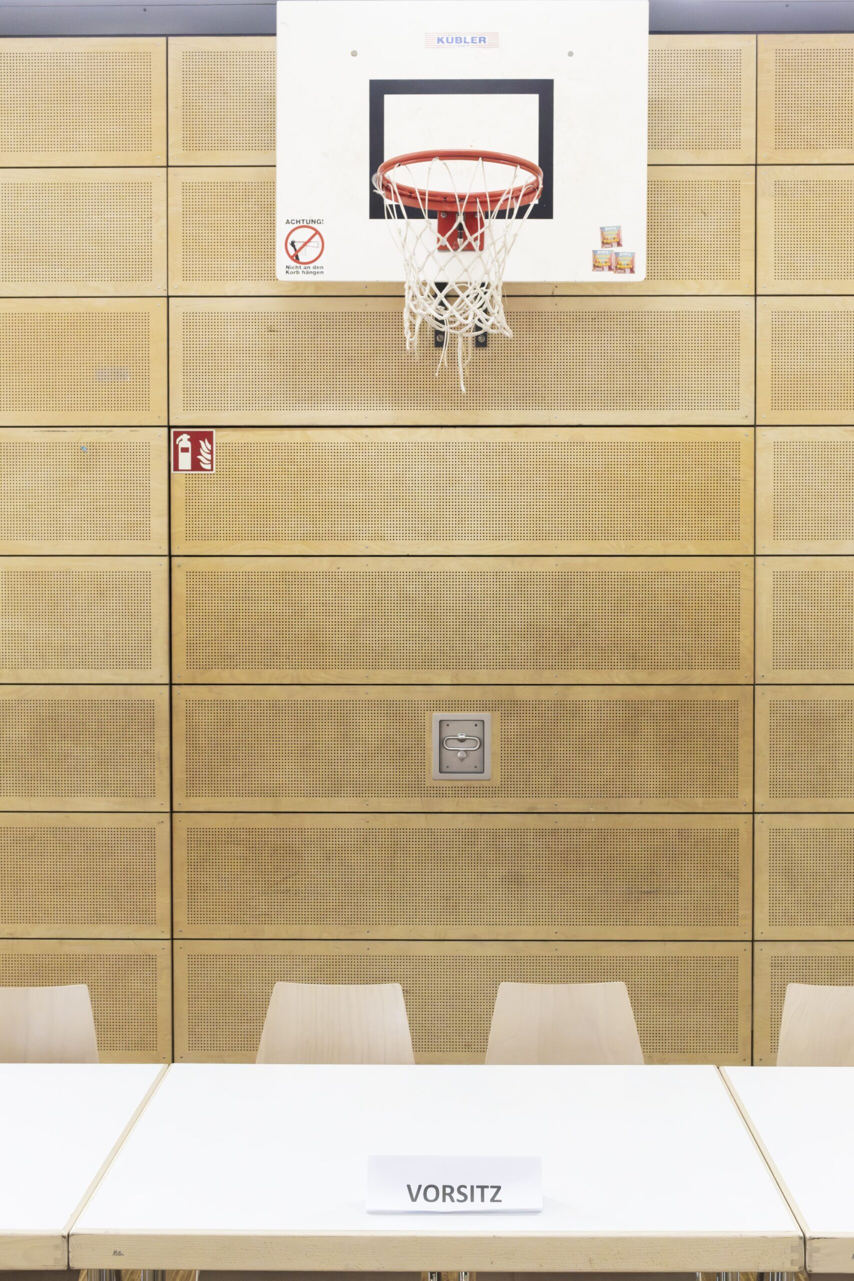 Wir sehen den Sitzungsort des Junity Jugendparlaments in Friedberg mit einem Basketball-Korb an der Wand